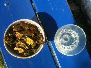 Crisps made from kelp and a glass on blue bench